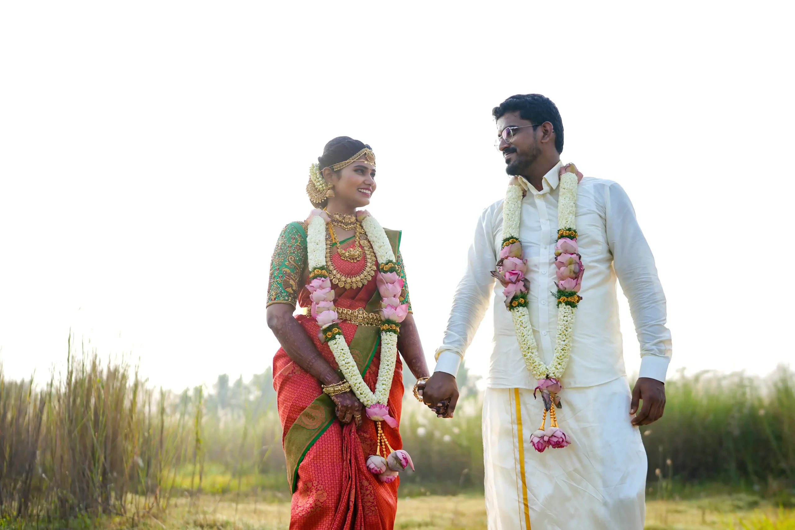 Bride and groom holding hands outdoor photoshoot Tamil wedding🏢 Yuvi Studio Fotography & Film Making 📷 Best Outdoor Wedding Photographers 📍 Velayuthampalayam, Karur