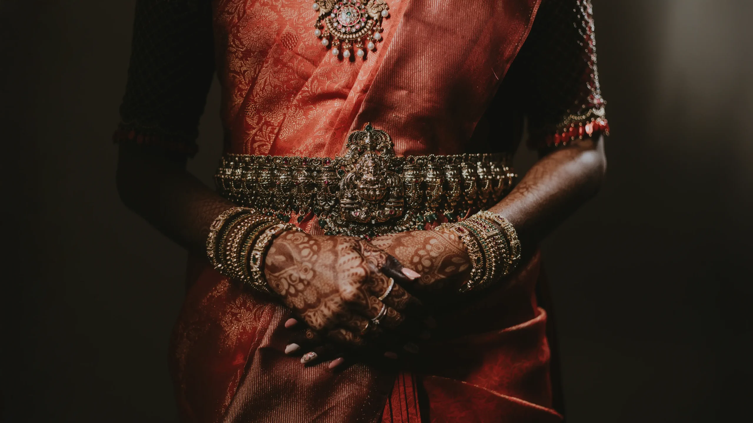 Indian bride's hands with henna and jewelry 🏢 Yuvi Studio Fotography & Film Making 📷 Best wedding photographer 📍 Velayuthampalayam, Karur