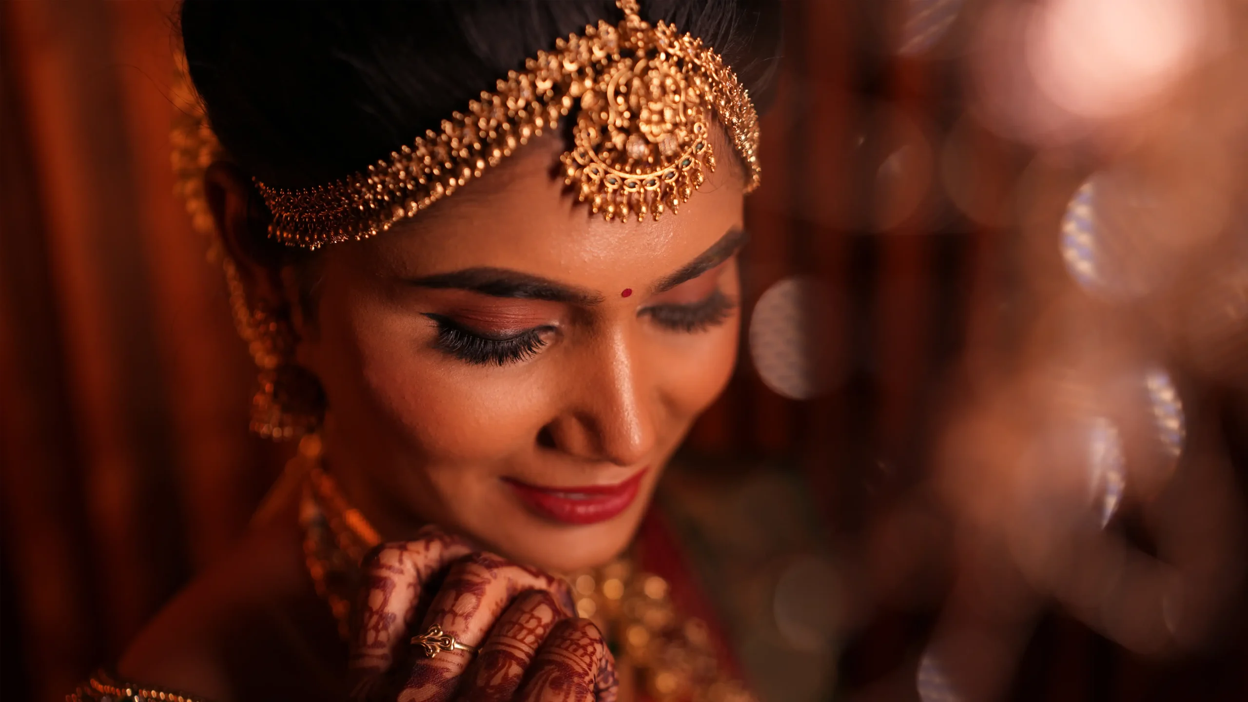 Close-up of a smiling Indian bride with traditional makeup and heavy gold jewelry 🏢 Yuvi Studio Fotography & Film Making 📷 Best wedding photographer 📍 Velayuthampalayam, Karur